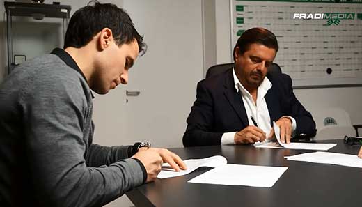 Tamás bij de ondertekening van zijn contract met Ferencvárosi TC op 12 december 2014.