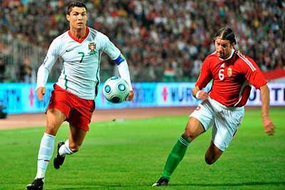 Halmosi Péter in strijd met Christiano Ronaldo tijdens een wedstrijd tussen Hongarije en Portugal.