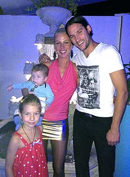Halmosi met zijn dochtertje Dézi en vrouw Eszter met zoontje Medox op de arm in december 2013.