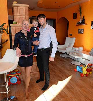 Halmosi met zijn vrouw Eszter en zoontje Medox in hun woning in Szombathely in maart 2015.