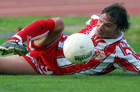 Horváth, als speler van Diósgyőri VTK, verbeten in strijd met de bal.