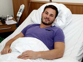 Huszti in het ziekenhuis waar hij behandeld werd.