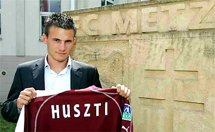 Huszti met het shirt van FC Metz.