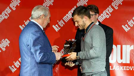 Huszti ontvangt, uit handen van Göröcs János, de FourFourTwo-trofee.
