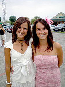 Jakab Réka met haar zus Petra, (rechts) die ook voor Győri Dózsa SE speelde...