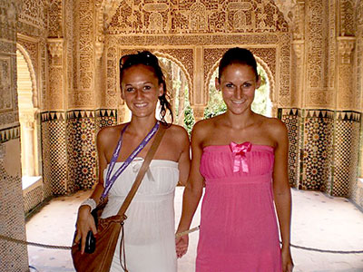 ...en met haar zus Greta in Spanje.