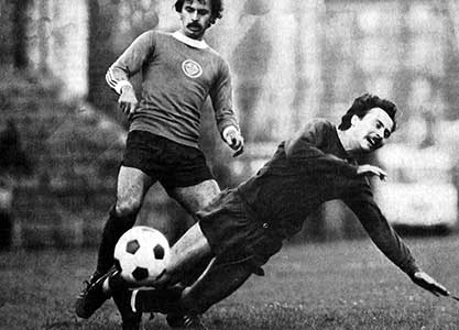 Tijdens een wedstrijd Vasas-Tatabánya in 1978 gaat Juhász Péter onderuit tegenGass István.