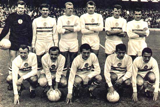 De Hongaarse nationale ploeg vóór de wedstrijd tegen de Sovjet-Unie op het WK 1966 in Engeland.