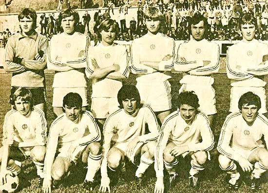 Kardos József (tweede van links staand) met het Hongaars nationaal jeugdelftal in 1977.