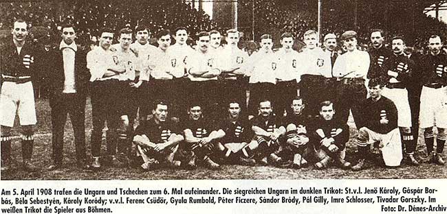 De ploegen voor de wedstrijd Oostenrijk-Hongarije van 7 maart 1911 in Wenen (3-1) met ondermeer Károly Jenõ.