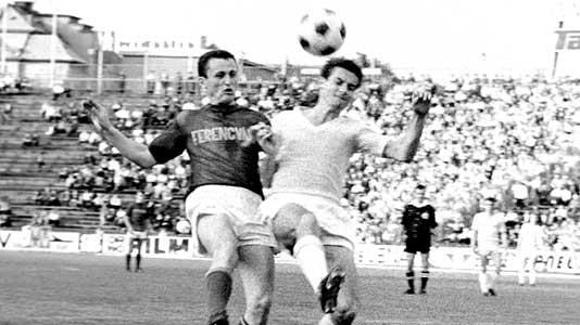 Abert Flórián en Keglovich László in 1969 tijdens een wedstrijd FTC-Raba ETO.