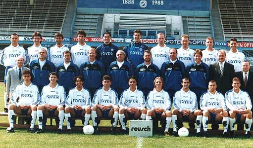 Kenesei Krisztián met het team van MTK Hugária 1996-97. 