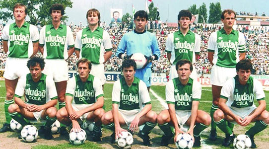Kerekes Attila (2de van links) met Bursaspor Kulübü in 1985.