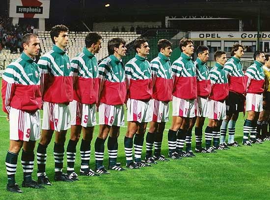 Keresztúri (5de van links) met het Hongaars nationaal elftal bij een wedstrijd tegen Azerbeidjan in 1997.