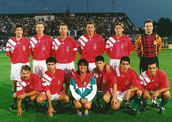 Keresztúri András (gehurkt uiterst rechts) met het Hongaars nationaal elftal bij een wedstrijd tegen Israël in 1995.