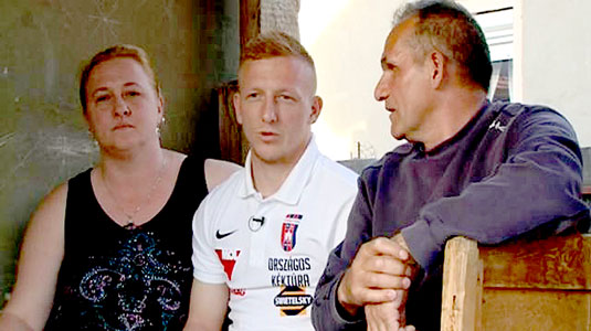 László met zijn moeder en stiefvader...