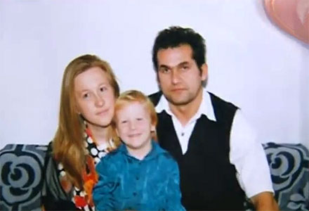 Jonge László met zijn moeder en stiefvader...
