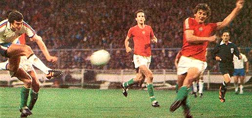 Kocsis István tracht een doelpoging te stoppen tijdens een wedstrijd Engeland-Hongarije op Wembley in 1978.