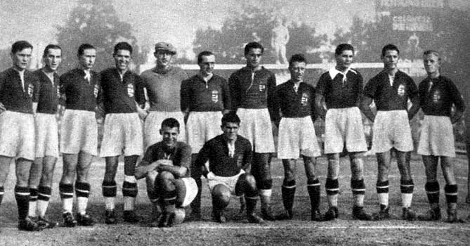 Hongaarse nationale ploeg op 2-10-1932 vóór de wedstrijd Hongarije-Oostenrijk: 2-3