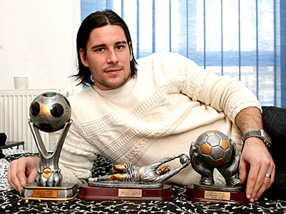László als speler van het jaar 2008, met een paar trofeeën. 