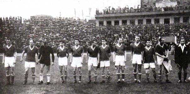 Kovacs (3de van rechts, tussen Hidegkuti Nándor en Sándor Károly) met MTK dat de finale voor de Mitropa Cup speelde in 1955.