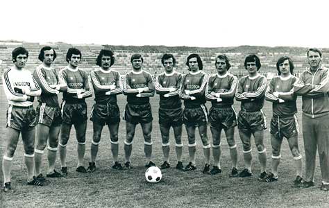 Als trainer (rechts) bij Vasas SC 1977-78.