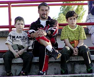 ...en met zijn zoontjes Viktor en Roland. 