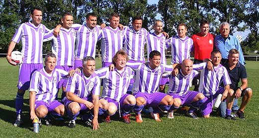 Kovács Zoltán (gehurkt derde van rechts) met het veteranenteam van Újpest FC.