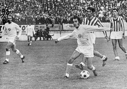 Kű Lajos met de bal aan de voet tijdens een wedstrijd Ferencváros-Egyetértés (4-2).