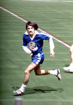 Kű Lajos in strijd met Graeme Souness tijdens de wedstrijd Liverpool FC-FC Brugge op 10 mei 1978.