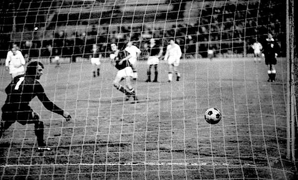 Lajos scoort op strafschop tegen Christian Piot (België) in de wedstrijd voor de 3de en 4de plaats op het EK 1972.