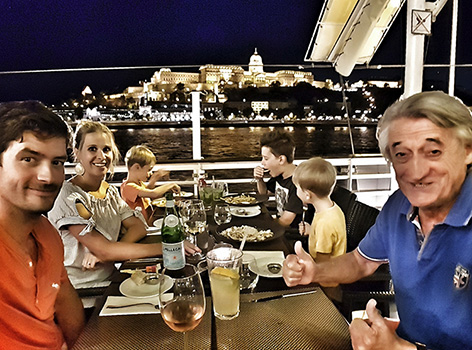 Lajos samen met Thomas en zijn gezinnetje op de Donau in Budapest.