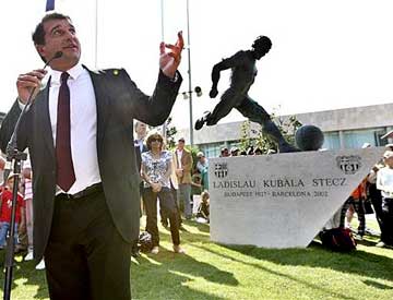Standbeeld van Kubala ingehuldigd door Joan Laporta, voorzitter FC Barcelona