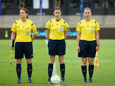 Het scheidsrechtertrio voor een wedstrijd in 2016, met (van links naar rechts) Hima Andrea, Kulcsár Katalin en Kulcsár Judit.