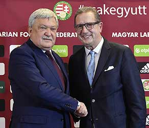 Leekens met MLSZ-voorzitter Csányi Sándor, bij zijn aanstelling tot coach van Hongarije.