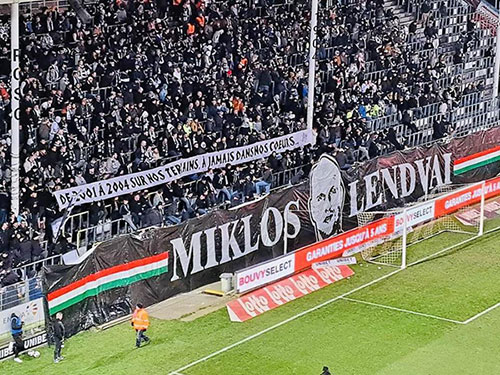 30 meterlange banner ontplooid door de plaatselijke supporters ter herinnering aan Lendvai Miklós.