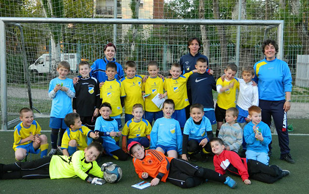 Lévay Andrea uiterst rechts) met een jeugdteam van REAC in 2012.