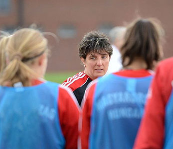 Andrea aan het werk als coach van de Hongaarse U16 in 2014.
