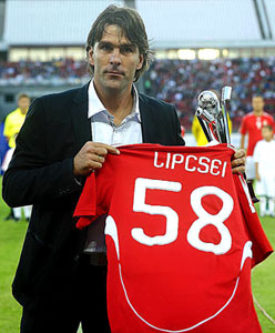 Lipcsei met zijn shirt 58x international.