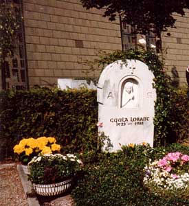 Het vroegere graf van Lóránt op de begraafplaats van Endingen.