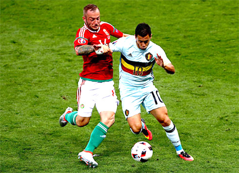 Gergõ in duel met Eden Hazard tijdens de wedstrijd tegen België.