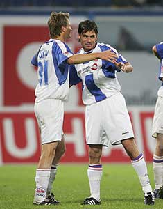 Low Zsolt met Kia-Bulow tijdens een wedstrijd met Hansa Rostock tegen Alemannia Aachen op 26-9-2005.