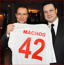 Familieleden van Machos met het shirt nummer 42. 
