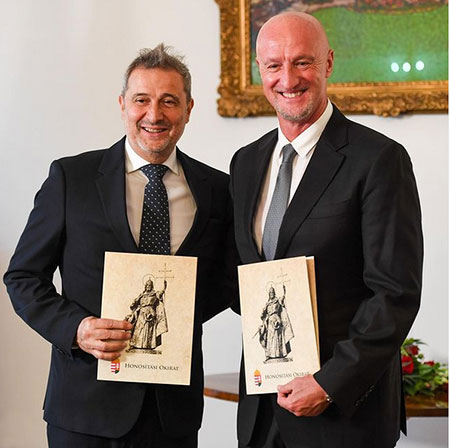 Marco Rossi (midden) en Cosimo Inguscio bij het toekennen van het Hongaars staatsburgerschap