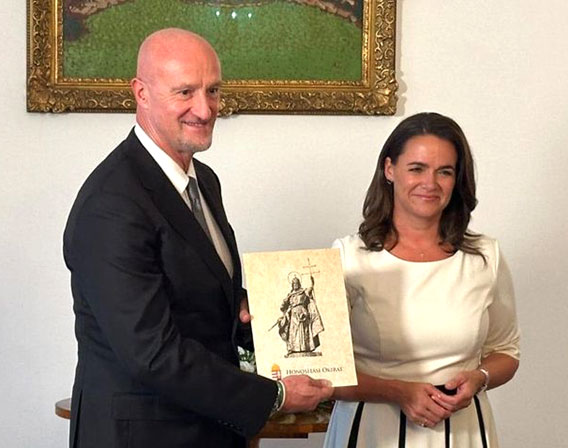 Marco Rossi samen met de president van Hongarije Novák Katalin.