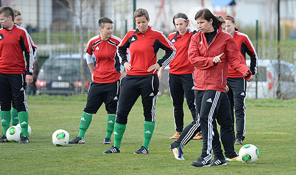 Markó Edina als coach in volle training in maart 2014.