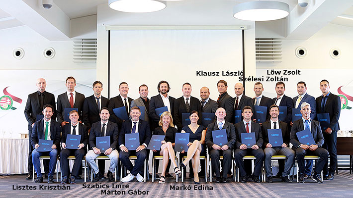 Löw Zsolt samen met de andere 23 coaches die hun UEFA pro-licentie behaalden in juli 2018.