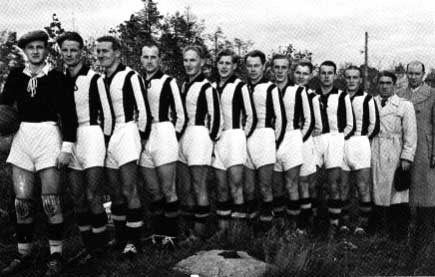 De Finse club TPS Turku van 1948, met uiterst rechts trainer Markos Imre.