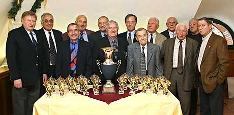 13 overlevenden van die ploeg van 1956 op een gezellige bijeenkomst in 2006.