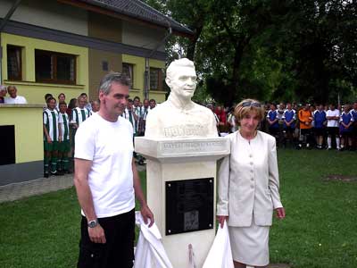 De zoon en de weduwe van Mátrai Sándor onthulden het standbeeld van hun overleden geliefde. 
